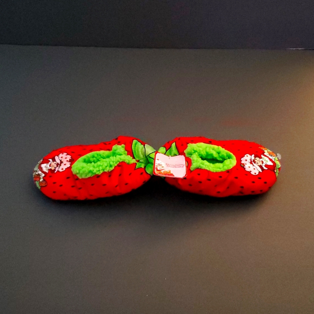 Strawberry Shortcake NWT Red Fuzzy Babba Slipper Socks, Size 8-10 Kids